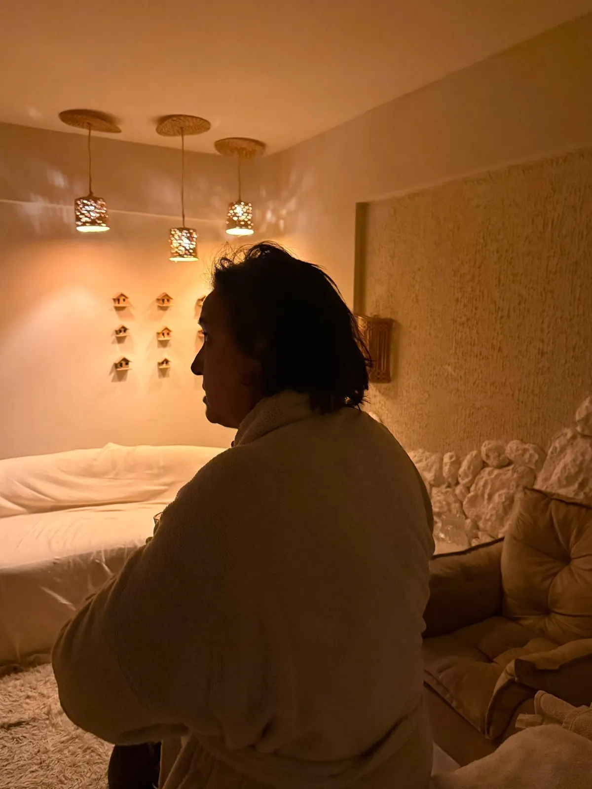 Sala de descanso com luminárias artesanais e luz quente