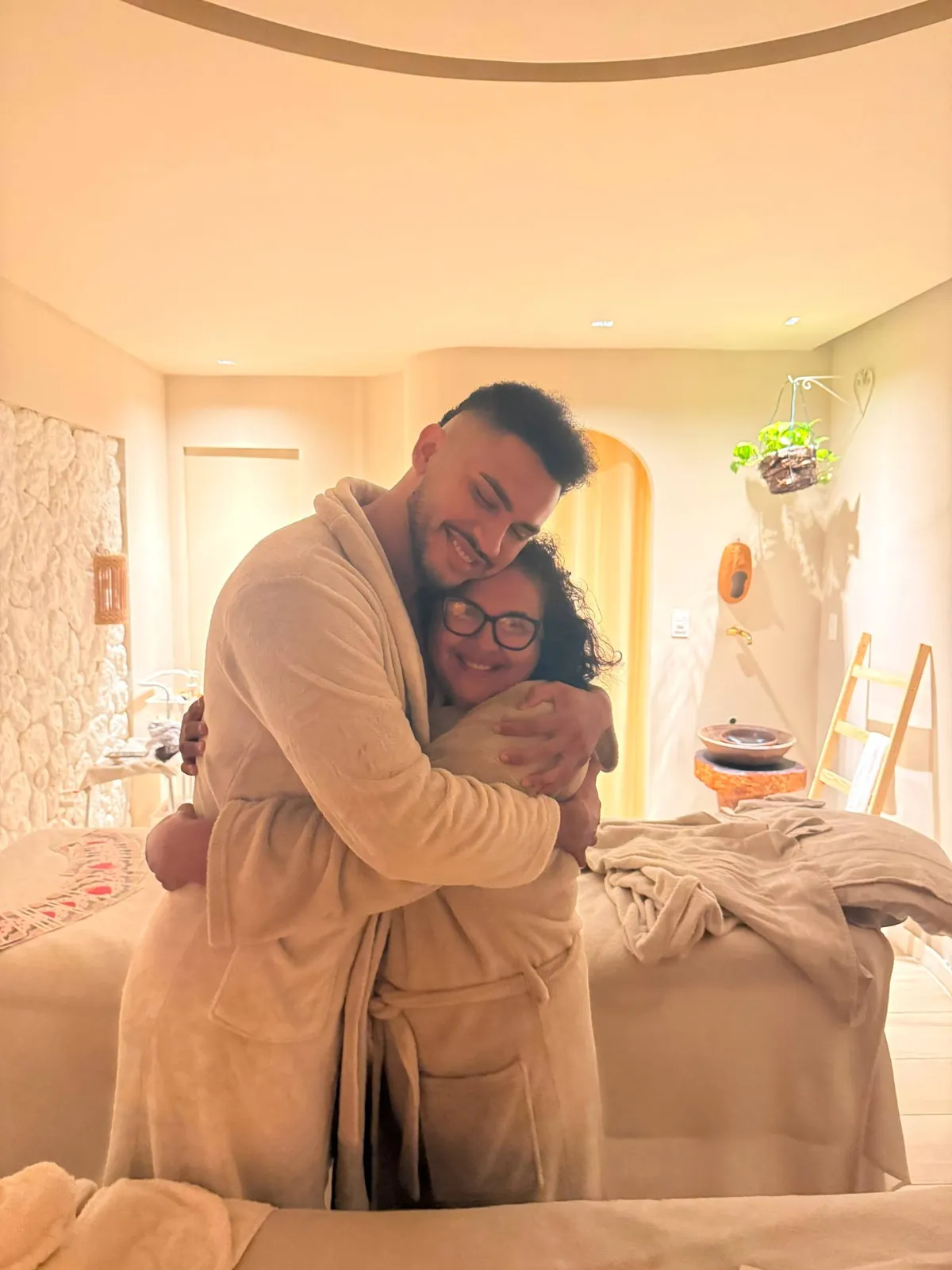 Filho abraçando a mãe em sala de atendimento do Espaço Matú