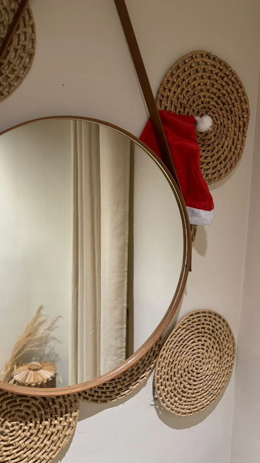 Sala do Espaço Matú decorada para o Natal com velas e enfeites dourados