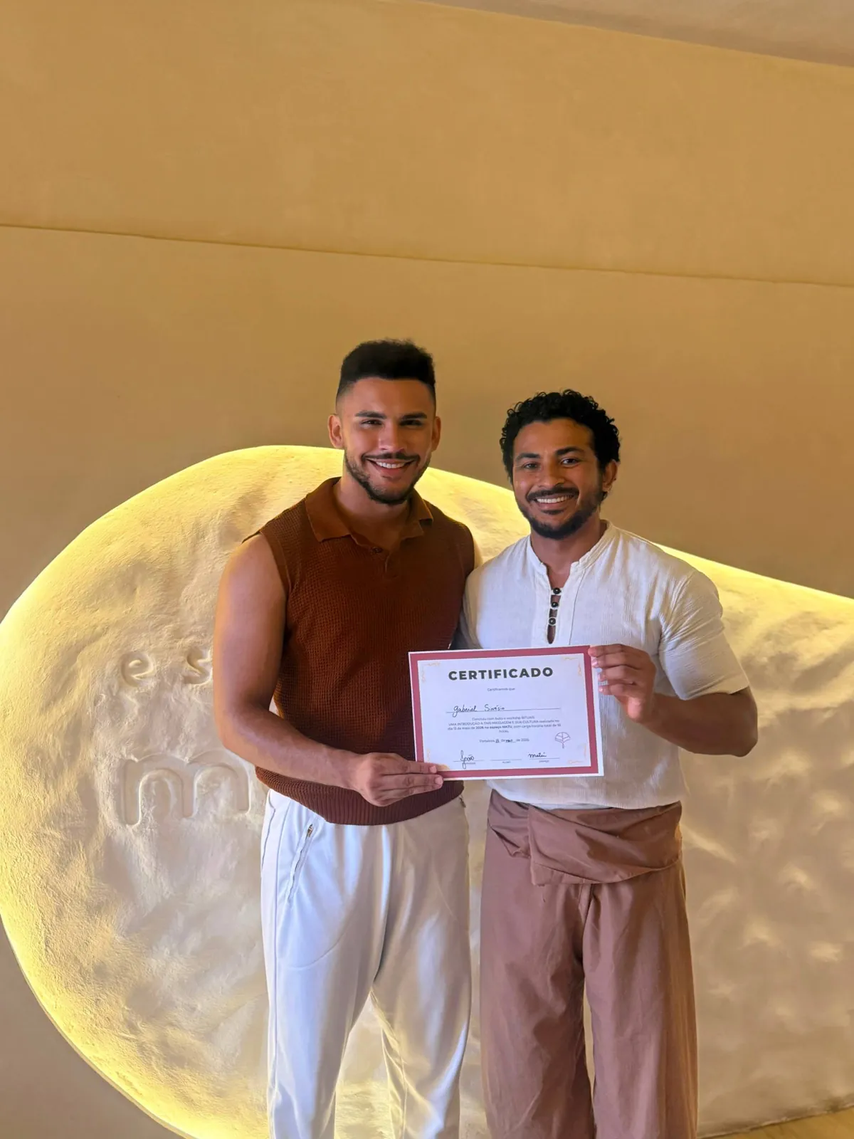 Aluno recebendo certificado de workshop no Espaço Matú