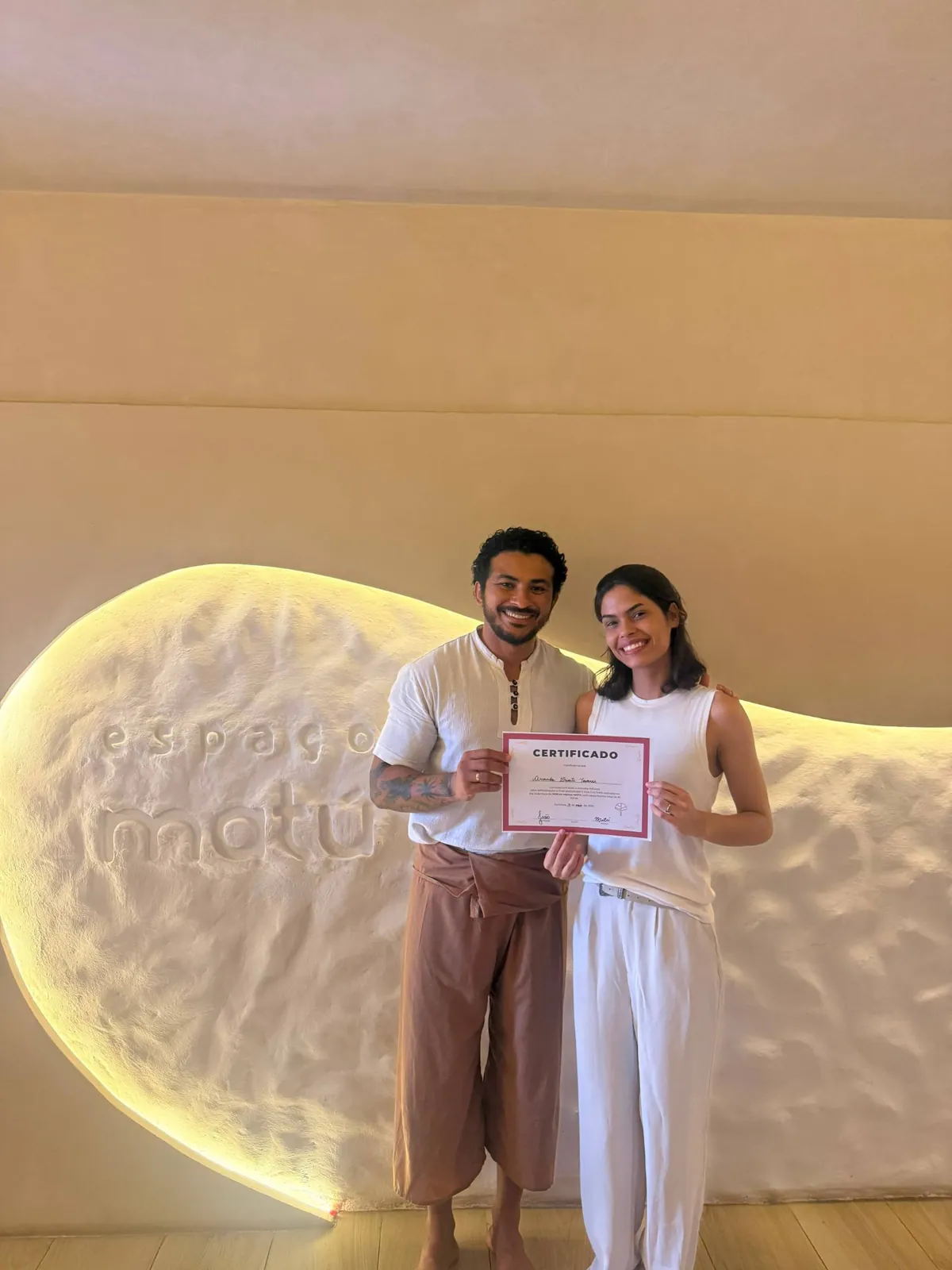 Aluna recebendo certificado de workshop no Espaço Matú