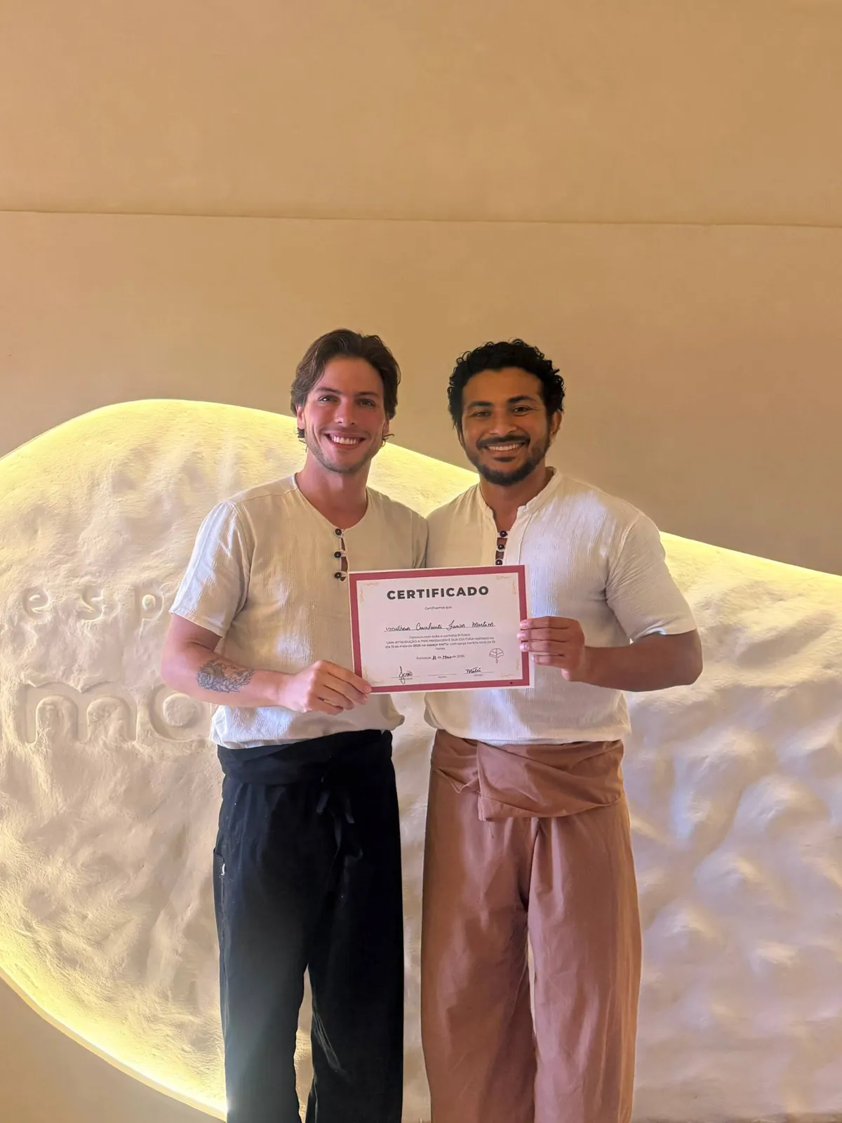 Participante certificado após workshop de massagem tailandesa